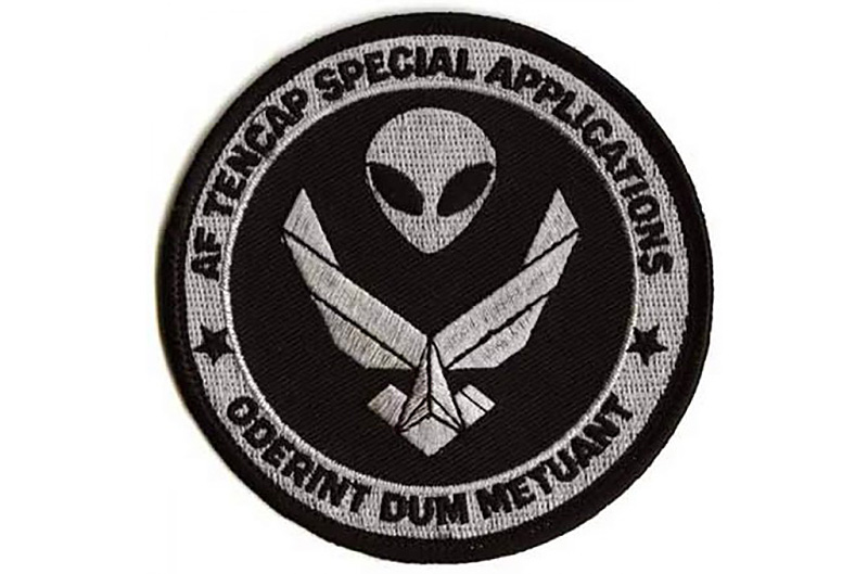 Illustration for article titled Algunos de los inquietantes emblemas que adornan las misiones espaciales de espionaje